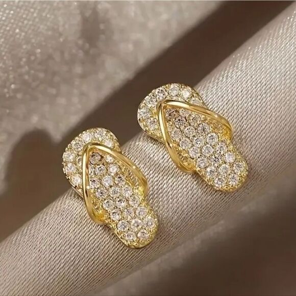 Grandest Birch Creative Earrings Stylish Slipper-shaped Gold Tone Earrings - Picture 5 of 8
